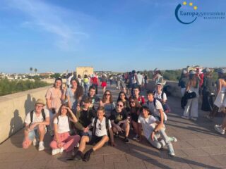 Bei Sonnenuntergang waren die SchülerInnen der 5. Klassen auf der Puente Romano. ☀️🇪🇸 
#erasmusplus #erasmusplusproject #puentesromanos #römischebrücke #córdoba