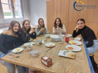 3C prepared an English breakfast which they enjoyed very much. 🍳🫘🫖

#englishbreakfast #breakfastatschool #togethertastesbetter #europagymnasiumklagenfurt