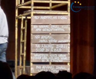 Sieben Oberstufenklassen besuchten im Konzerthaus das Theaterstück „Animal Farm“ von George Orwell. 🎭🐖👨‍🌾 

#theaterbesuch #animalfarm #englischestheater #europagymnasiumklagenfurt