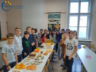 Gesundes Frühstück in den 1. Klassen! 🍌🍊🍏🍯🍞🧀

#gesundesfrühstück #gemeinsamschmecktsambesten #frühstückinderschule #gesundeernährung #europagymnasiumklagenfurt