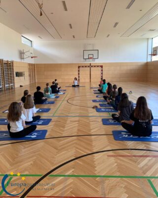 Die 5C Klasse durfte mit Olivia ein paar Yogavibes schnuppern. 🧘‍♀️ #yoga #sportunterricht #schulsport #schulyoga #staysporty #europagymnasiumklagenfurt